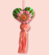 Lade das Bild in den Galerie-Viewer, HANDGEFERTIGTE DEKORATION